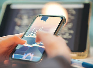 Investitore che verifica il processo di prelievo trasparente e il trasferimento dei fondi
