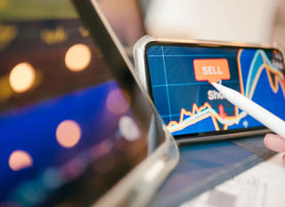 Trader multi-mercato per analizzare Bitcoin, Ethereum e opzioni forex